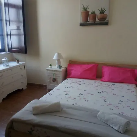 Δωμάτια σε οικογενειακή κατοικία 4 Rosa *